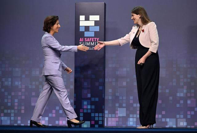 Bộ trưởng Khoa học, Đổi mới và Công nghệ Vương quốc Anh Michelle Donelan (phải), bắt tay Bộ trưởng Thương mại Hoa Kỳ Gina Raimondo trong Hội nghị thượng đỉnh An toàn AI Vương quốc Anh diễn ra vào ngày 1/11/2023.