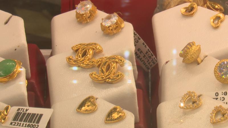 Một số sản phẩm bằng vàng gắn tên một số nhãn hiệu nổi tiếng như: Chanel, Hermes, LV….