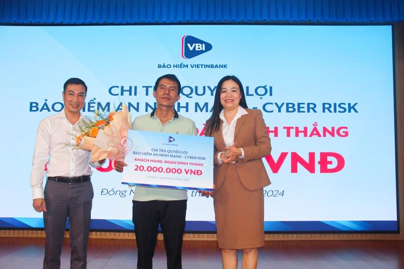 Đại diện Bảo hiểm VietinBank và Ngân hàng VietinBank trao quyền lợi Bảo hiểm An ninh mạng - Cyber Risk cho khách hàng Đoàn Đình Thắng.