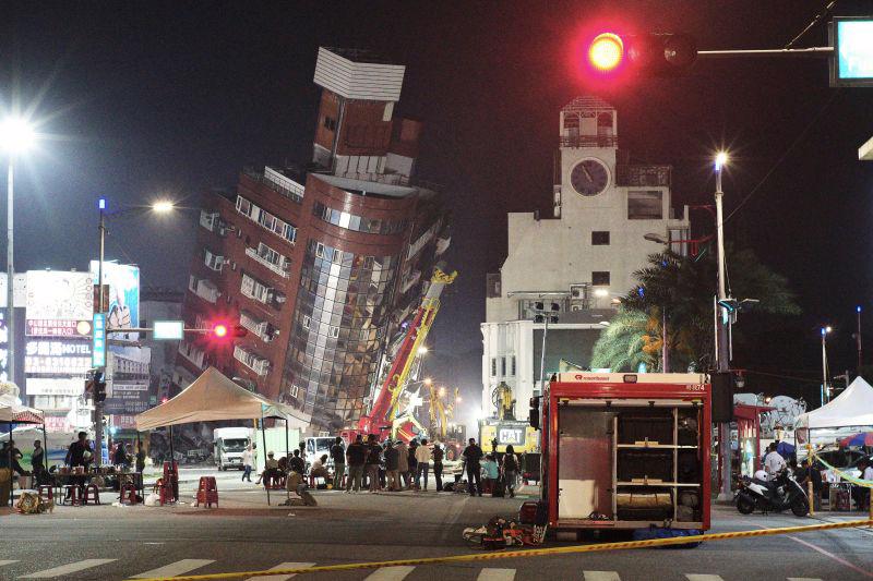 Một tòa nhà bị đổ nghiêng ở Hualien, Đài Loan sau trận động đất ngày 3/4 - Ảnh: Getty Images