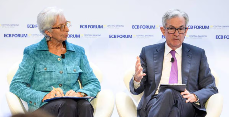 Chủ tịch ECB Christine Lagarde và Chủ tịch Fed Jerome Powell tại một sự kiện do ECB tổ chức tại Sintra, Bồ Đào Nha - Ảnh: REUTERS