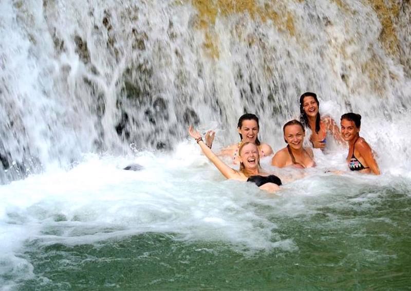Khách du lịch quốc tế tắm mát tại thác Hiêu, xã Cổ Lũng, huyện Bá Thước