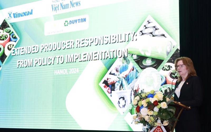 Ms. Mette Moglestue, Deputy Ambassador of Norway to Vietnam, highlighted Norway's success with their bottle deposit program, where consumers receive a refund of roughly $0.20 (VND 5,000) per returned bottle. 