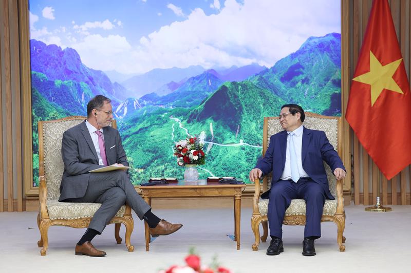 PM Chinh highlighted France's importance within Vietnam's foreign policy and conveyed an invitation for a visit from French President Emmanuel Macron.