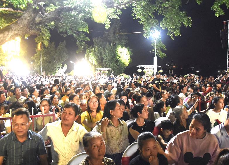 Hàng ngàn người dân và du khách tham gia lễ hội "Tam Kỳ- mùa hoa sưa 2024"
