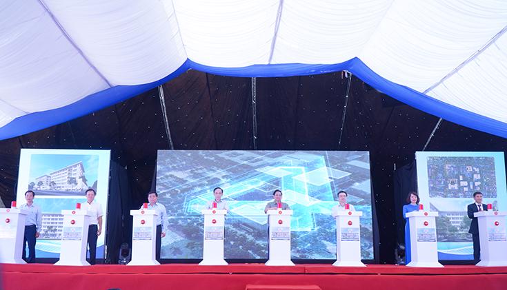 Thủ tướng Phạm Minh Chính và các đại biểu bấm nút khởi công Bệnh viện Quốc tế giai đoạn 2 thuộc Bệnh viện Trung ương Huế.