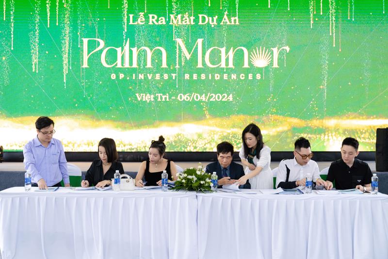 Nhiều khách hàng ký hợp đồng mua nhà với chủ đầu tư tại sự kiện ra mắt dự án Palm Manor 