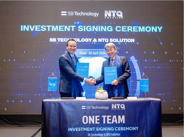 Mr. Pham Thai Son (left), CEO of NTQ Solution and Mr. Shinichi Ata – CEO of SB Technology at the signing ceremony