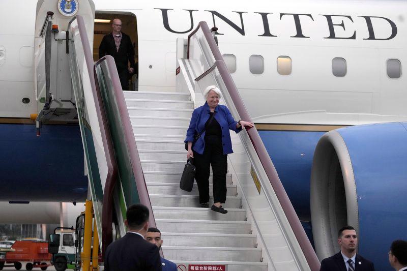 Khoảnh khắc bà Yellen bước xuống từ máy bay gây "sốt" trên mạng xã hội Trung Quốc - Ảnh: AP