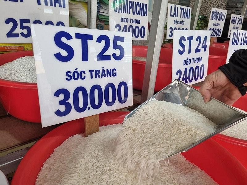 Hình ảnh gạo ST25 được bán tại các đại lý gạo.