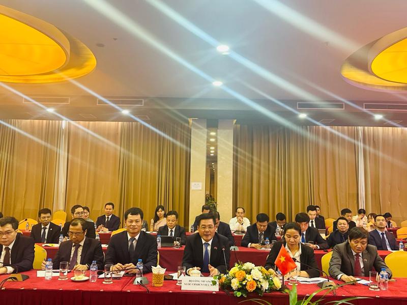 Minister of Industry and Trade Nguyen Hong Dien of Vietnam and Minister Malaithong Kommasith of Laos formalized the pact, which aims to address trade challenges and propel economic growth for both nations. (Photo source: MoIT)