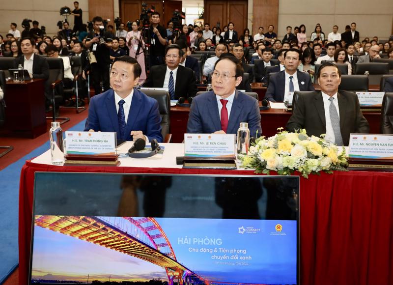 Hai Phong Party Chief Le Tien Chau (front right) emphasizes the pioneering role businesses play in outlining the city's green growth strategy and commitment to sustainable development at the 4th Vietnam Connect Forum 2024 on 10 April.