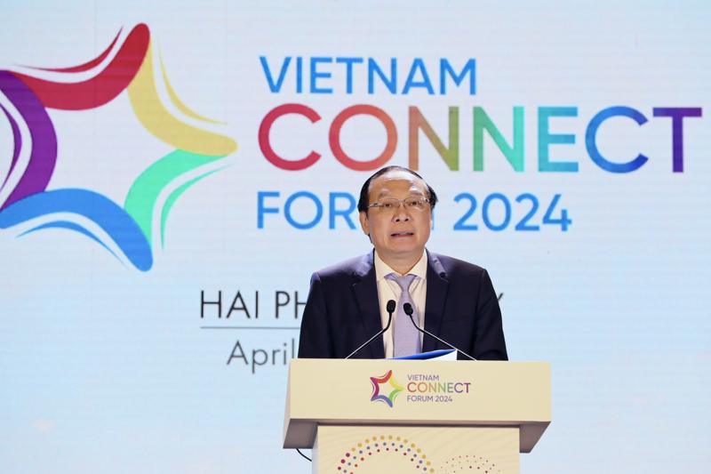 Thứ trưởng Bộ Tài nguyên và Môi trường Lê Công Thành phát biểu tại Diễn đàn Nhịp cầu Phát triển Việt Nam (Vietnam Connect Forum) năm 2024 lần thứ 4  chiều ngày 10/4 (Ảnh: Việt Dũng).