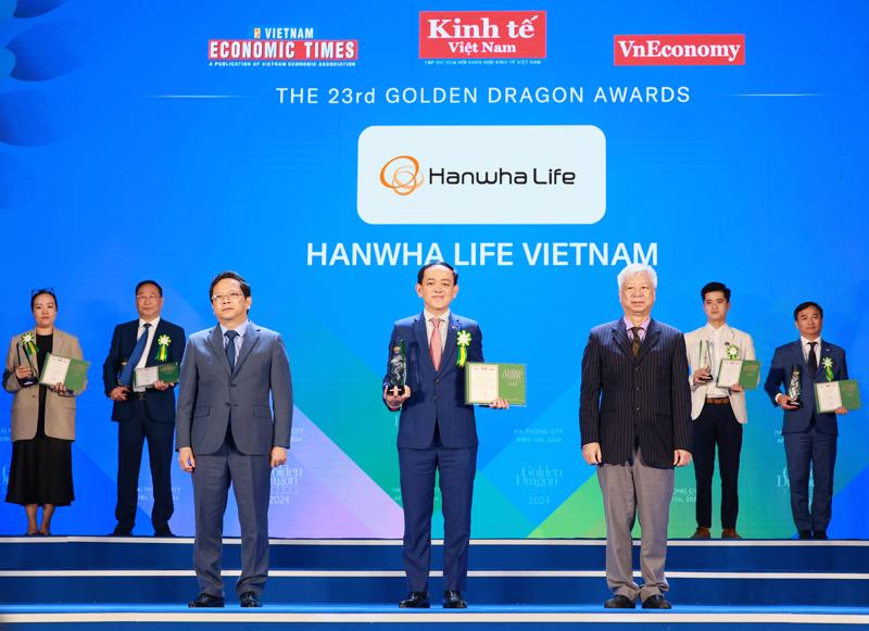 A representative from Hanwha Life Vietnam receives the Golden Dragon Award on April 10.