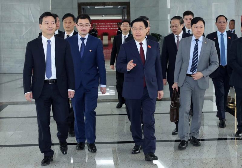 Chủ tịch Quốc hội Vương Đình Huệ đến thăm Khu thí điểm mậu dịch tự do Thượng Hải, Trung Quốc. Ảnh: TTXVN.