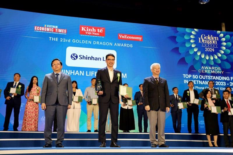 Ông Bae Seung Jun, Tổng giám đốc Shinhan Life Việt Nam vinh dự nhận danh hiệu Rồng Vàng 2024.