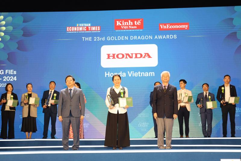 Đại diện Công ty Honda Việt Nam vinh dự nhận danh hiệu Rồng Vàng trong năm 2024.