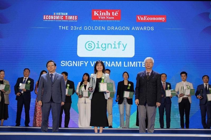 Ms. Nguyen Minh Phuong, Marketing and Communications Manager, receives the Golden Dragon Award on behalf of Signify Vietnam.