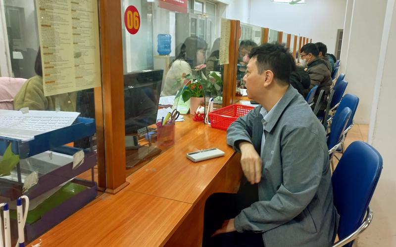 Người lao động hưởng trợ cấp thất nghiệp tại Hà Nội. Ảnh: Nhật Dương.