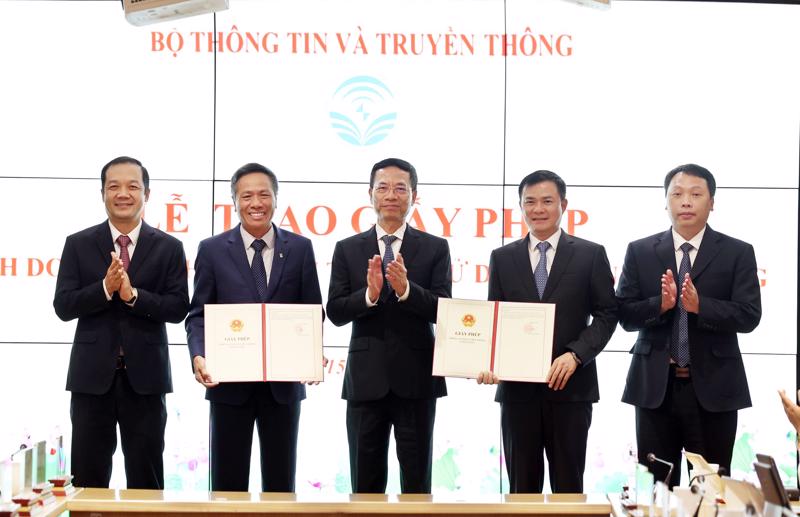 Bộ trưởng Bộ Thông tin và Truyền thông Nguyễn Mạnh Hùng trao giấy phép cho 2 nhà mạng Viettel và VNPT.