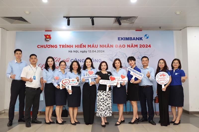 Bà Doãn Hồ Lan - Thành viên ban kiểm soát (thứ 6 từ phải qua) cùng bà Trịnh Thị Hải Yến (thứ 6 từ trái qua) - Trưởng VPĐD Eximbank tại Hà Nội cùng CBNV Eximbank tham gia ngày hội hiến máu.