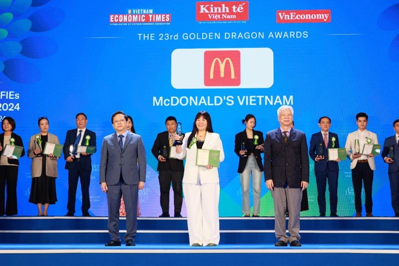A representative from McDonalds Vietnam at the Golden Dragon Awards ceremony.