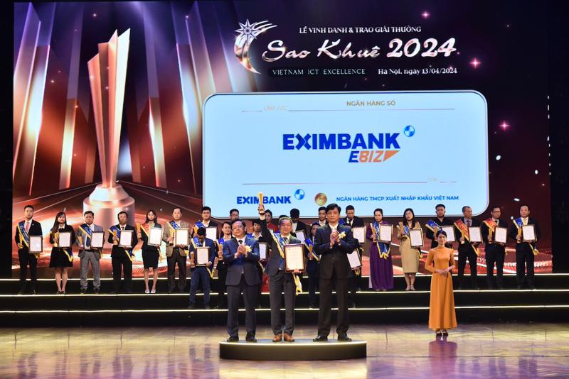 Ông Nguyễn Hướng Minh - Phó Tổng giám đốc Eximbank nhận giải thưởng Sao Khuê 2024.