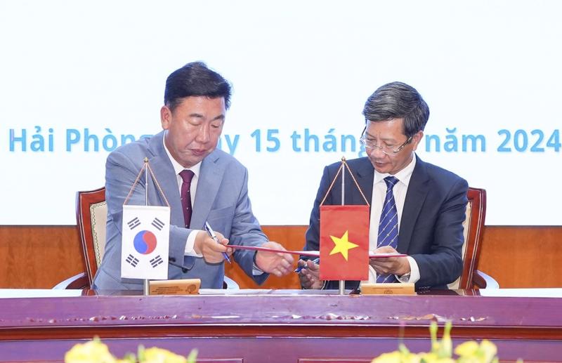 Thị trưởng thành phố Cheongju và ông Lê Anh Quân Phó Chủ tịch UBND thành phố Hải Phòng ký kết bản ghi nhớ 