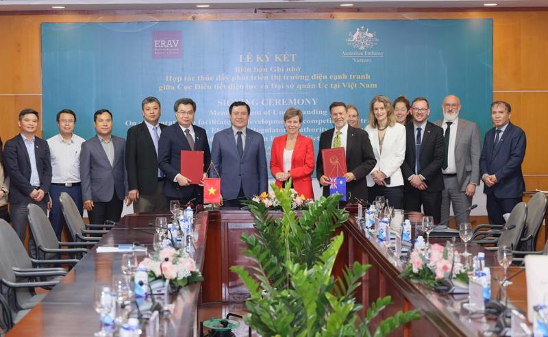 Lễ ký kết Biên bản ghi nhớ (MoU) về hợp tác nhằm hỗ trợ phát triển thị trường điện cạnh tranh giữa Đại sứ quán Australia tại Việt Nam và Cục Điều tiết Điện lực Việt Nam (ERAV) diễn ra vào ngày 17/4. Ảnh: ĐSQ Australia