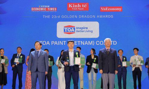 A representative from TOA Paint Vietnam receives the Golden Dragon Award in the ‘Premium Products’ category.