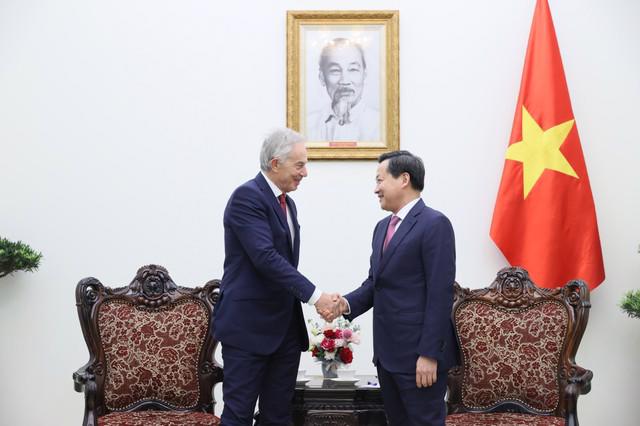 Deputy Prime Minister Le Minh Khai shook hands with former British Prime Minister Tony Blair, on April 16th. (Photo source: VGP)