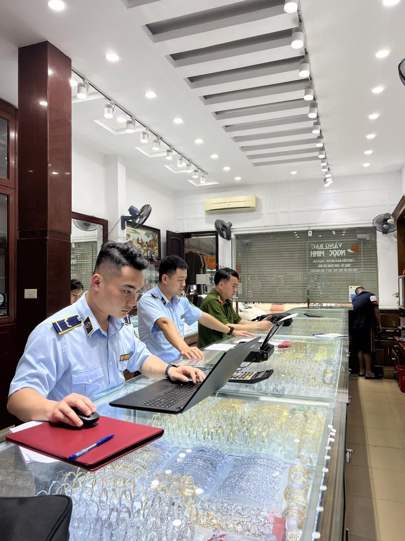 Lực lượng chức năng tỉnh Thanh Hóa kiểm tra các cơ sở kinh doanh vàng trên địa bàn