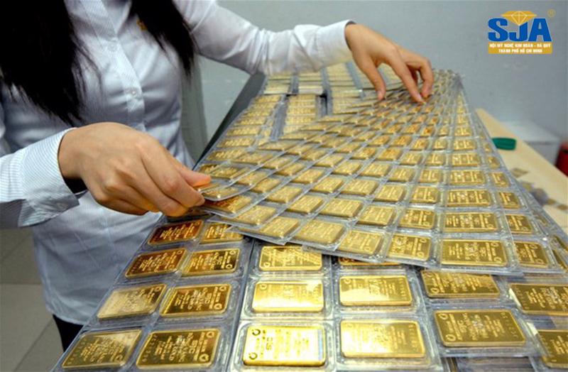 The SBV is coordinating with the Ministries of Finance, Public Security, and Industry and Trade to implement measures aimed at stabilizing the gold market. (Photo source: daynghekimhoan.vn)