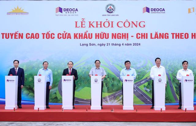 Prime Minister Pham Minh Chinh pressed the ceremonial button to commence the groundbreaking work on the expressway section. (Photo source: VGP)