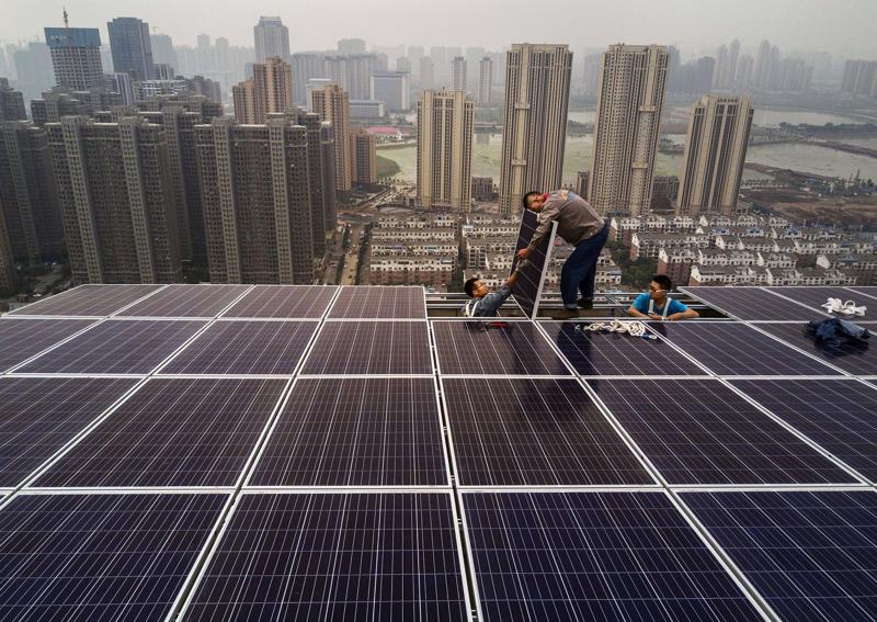 Tấm pin năng lượng mặt trời là một trong những mặt hàng mà Trung Quốc đang xuất khẩu ồ ạt ra thế giới - Ảnh: Bloomberg.