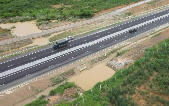 Cao tốc Phan Thiết - Dầu Giây từng xảy ra ngập nước do mưa lớn do không có cống thoát đủ lớn, vào đêm 29/7/2023. Ảnh: Việt Quốc.