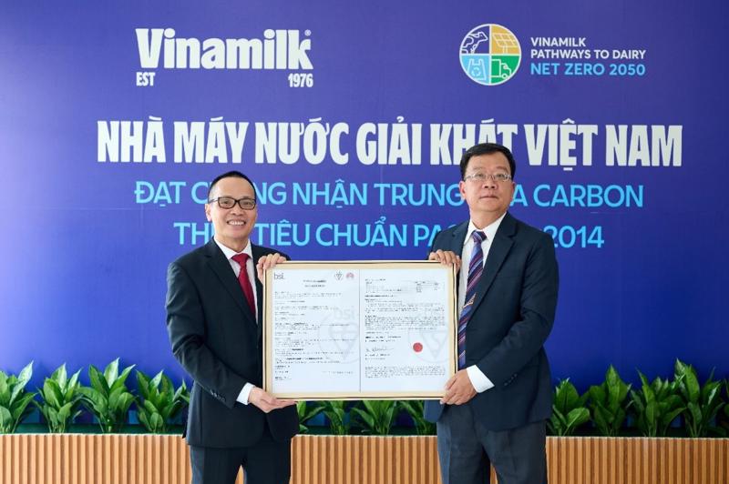 Ông Lê Duyên Anh, Tổng giám đốc BSI Việt Nam (bên trái) trao chứng nhận trung hòa carbon cho ông Nguyễn Thế Hòa - Giám đốc Nhà máy Nước giải khát Việt Nam (bên phải).