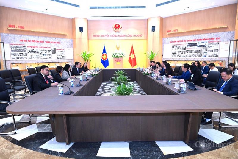 Vietnam's Minister of Industry and Trade Nguyen Hong Dien met with ASEAN Secretary General Kao Kim Hourn on April 22 (Photo source: MoIT)