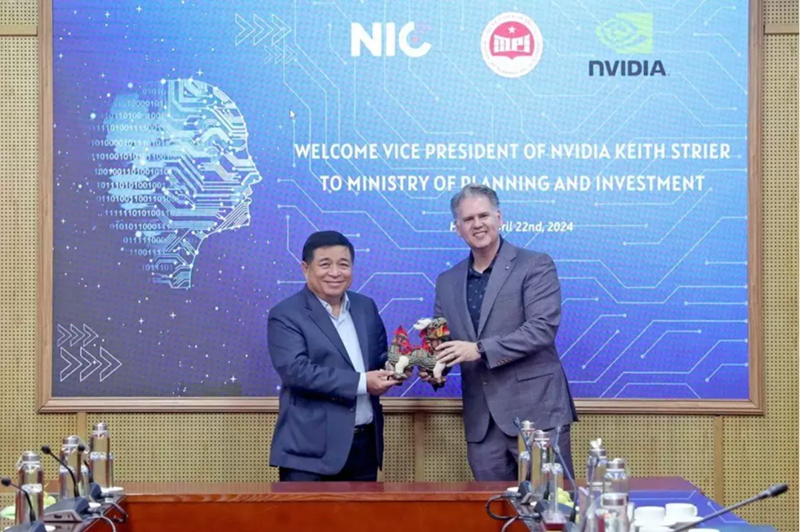 Minister of Planning and Investment Nguyen Chi Dung (L) met with NVIDIA's Vice President, Keith Strier (R) on April 22, 2024. (Photo source: MOFA)