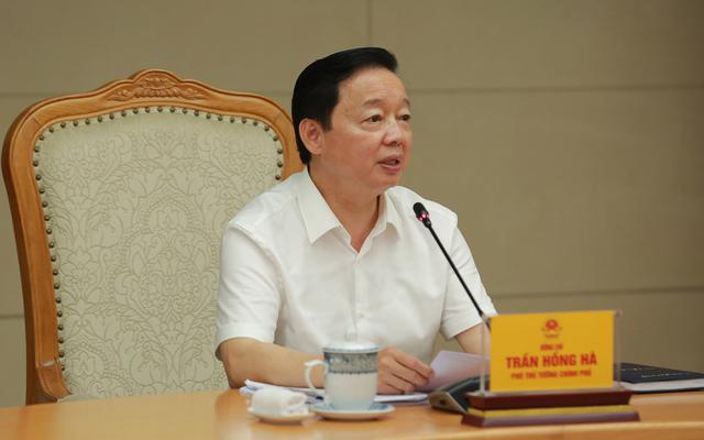 Deputy Prime Minister Tran Hong Ha chairing an April 22 meeting on the project (Photo source: VGP)