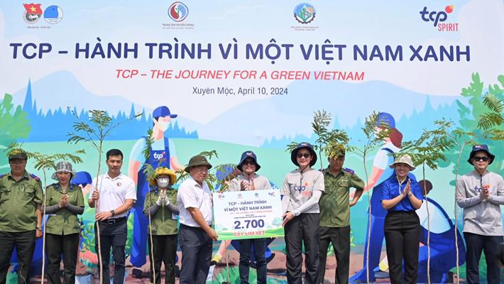 Công ty TCP Việt Nam trao tặng 2.700 cây lim xẹt cho Ban Quản lý rừng phòng hộ tỉnh Bà Rịa – Vũng Tàu tại buổi lễ phát động Chương trình trồng cây “TCP – Hành trình vì một Việt Nam xanh”.