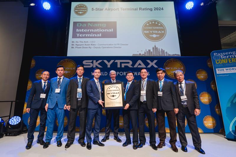 Nhà ga quốc tế Đà Nẵng được trao chứng chỉ xếp hạng 5 sao Skytrax tại Đức. Ảnh: AHT.