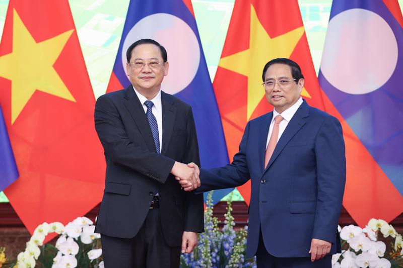 Thủ tướng Phạm Minh Chính và Thủ tướng Lào Sonexay Siphandone - Ảnh: VGP
