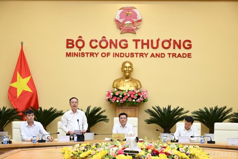 Vietnam's Minister of Industry and Trade chaired the meeting on the promulgation of Decree 32