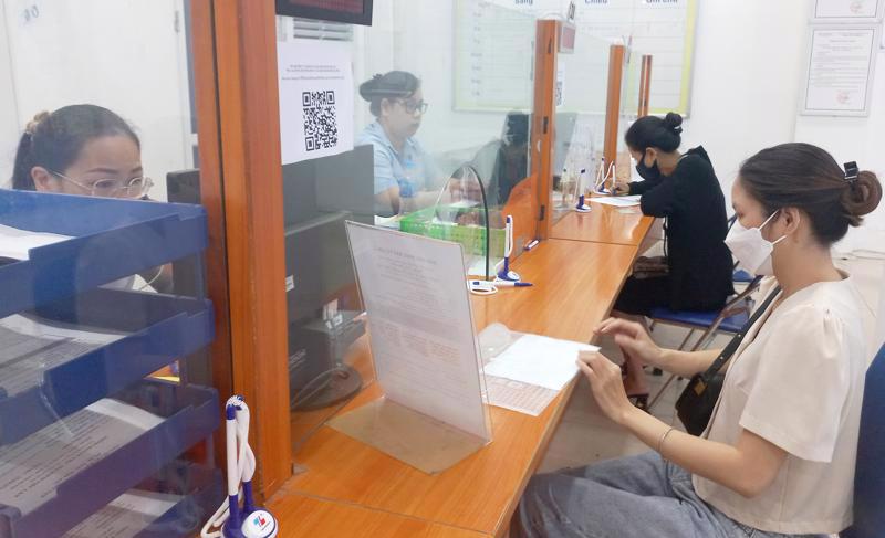 Lao động làm thủ tục hưởng trợ cấp thất nghiệp tại Hà Nội. Ảnh: Nhật Dương.