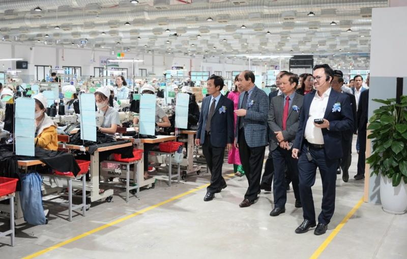 Lãnh đạo tỉnh Thừa Thiên Huế đi kiểm tra tình hoạt động sản xuất của các doanh nghiệp trên địa bàn. (Ảnh: HM)