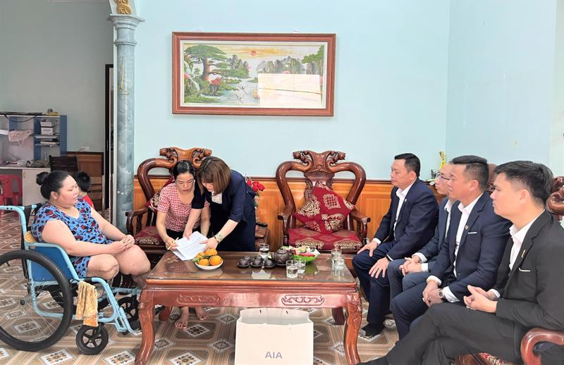 Đại diện AIA Việt Nam tại Hải Dương đến thăm hỏi và động viên gia đình khách hàng.