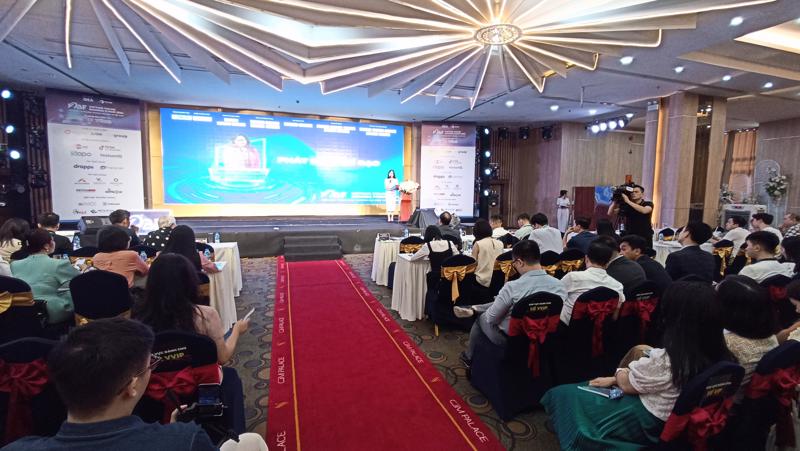 Bà Lê Hoàng Oanh, Cục trưởng Cục TMĐT và kinh tế số, cho rằng mặc dù tăng trưởng nhanh và liên tục, thương mại điện tử Việt Nam vẫn đối mặt với một số hạn chế và tồn tại.