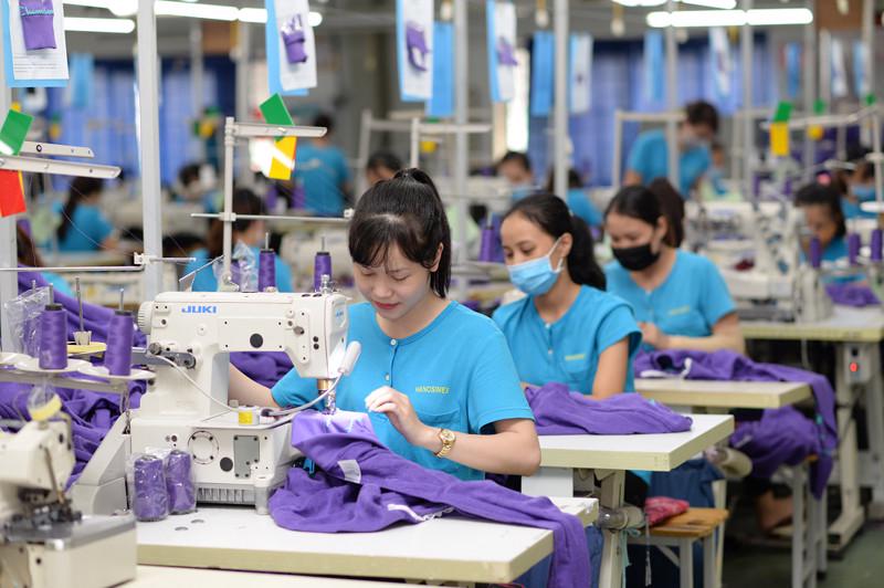 Chuyển đổi sang hệ thống chiếu sáng xanh trong nhà máy là giải pháp giúp tăng khả năng cạnh tranh ngành Dệt may Việt Nam. Ảnh minh họa.