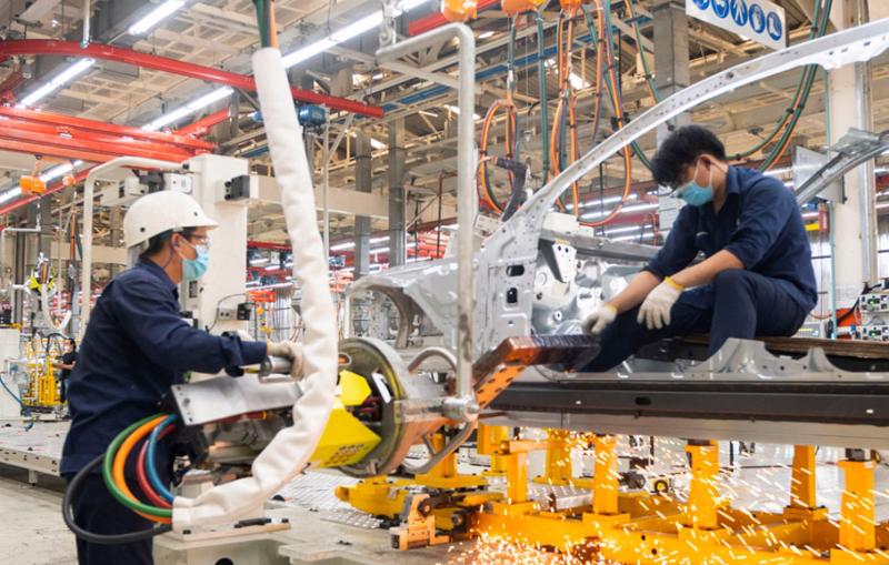 The total registered foreign direct investment capital in the processing and manufacturing industry reached $6.03 billion. (Photo source: The Saigon Times)